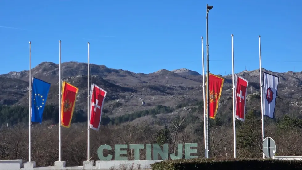 На прву годишњицу масакра, заставе на Цетињу на пола копља