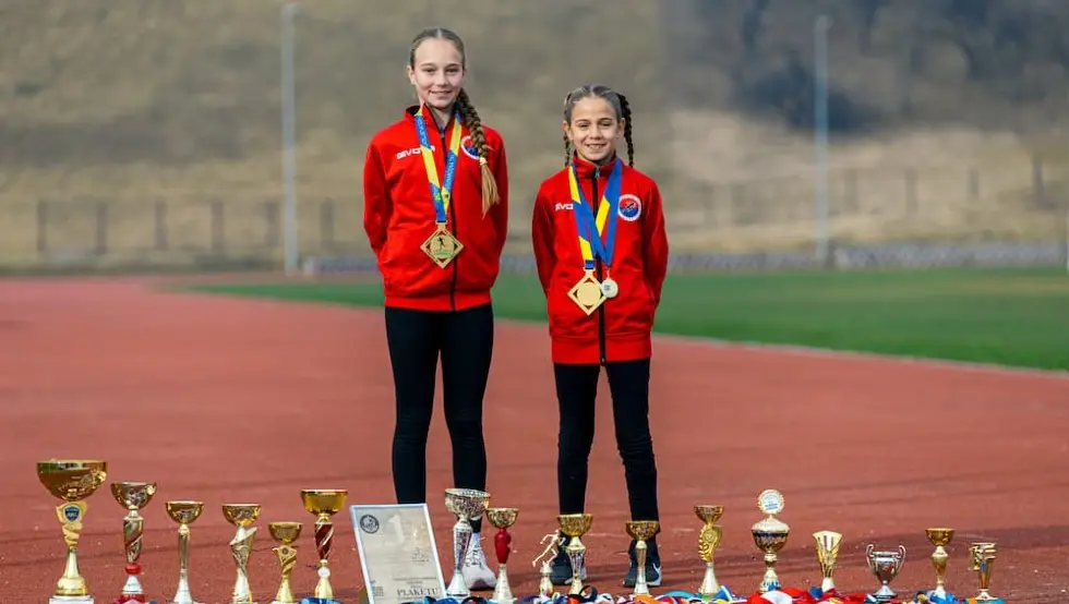 Андреа и Сара атлетика