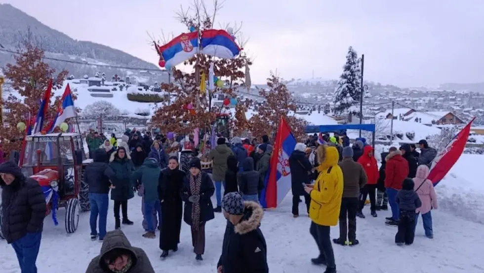 Дочек бадњака у Мркоњић Граду: Вјерници се окупили испред храмова