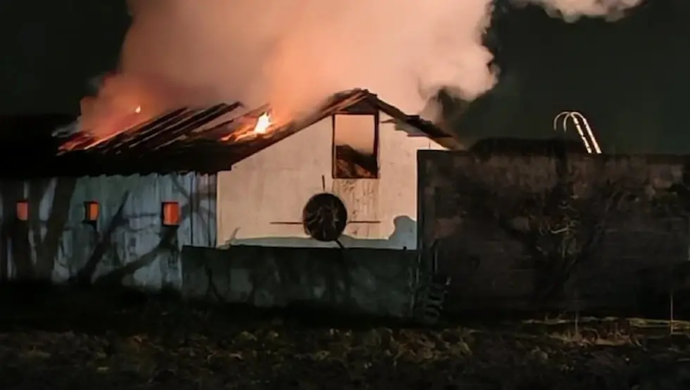 (ВИДЕО) Пожар на фарми код Бијељине: Брзом интервенцијом ватрогасаца и комшија спријечена већа штета