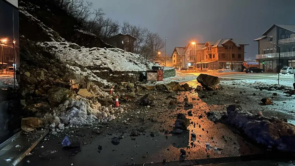 Камење се обрушило на бензинску пумпу