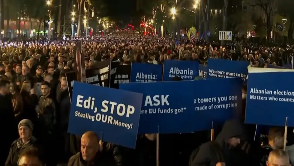 Хаос у Тирани: Током протеста ухапшено 18 особа, повријеђено 11 полицајаца