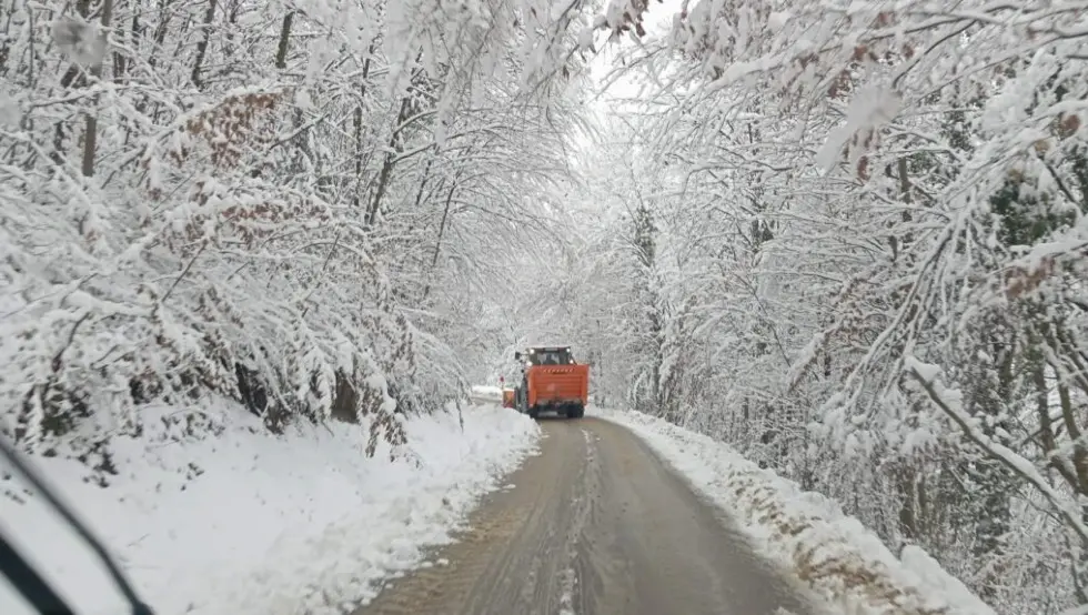 Апел Бањалучанима да не паркирају на тротоарима и улицама ради неометаног обављања посла зимске службе