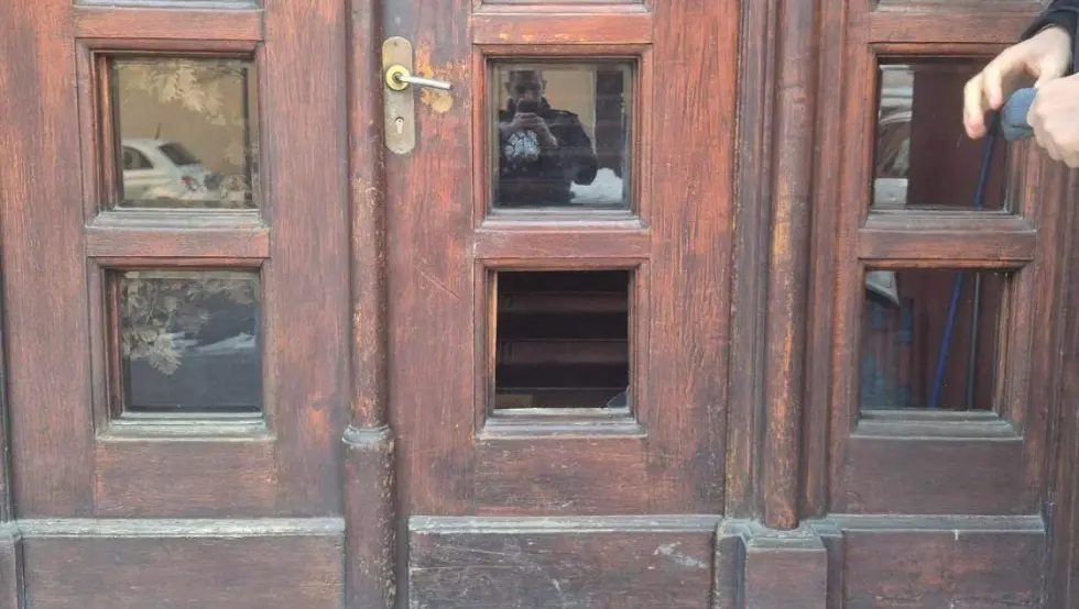 Жена разбила стакло на улазу у Патријаршију