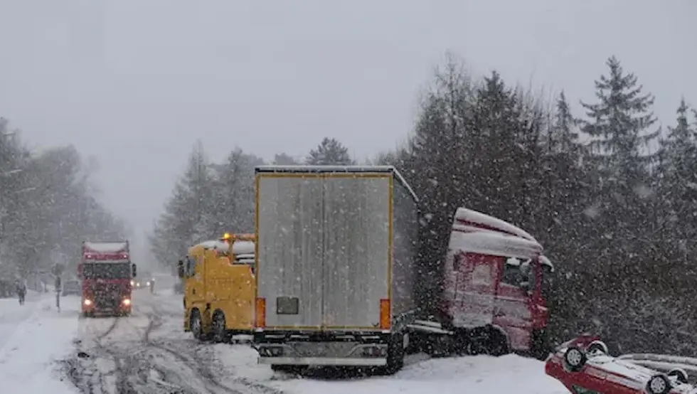 (ВИДЕО) Невријеме широм Европе: Отказани летови, возови и трајекти, камиони у застоју
