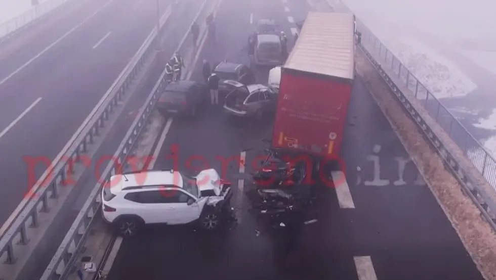 (ВИДЕО) Детаљи тешког ланчаног судара у Србији: Једна особа подлегла повредама