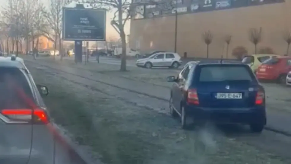(ВИДЕО) Гужва није проблем: Возач у Бањалуци кренуо тротоаром