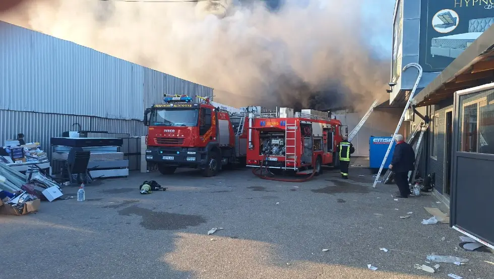 (ФОТО) Пожар у фабрици намјештаја у Брчком, има повријеђених
