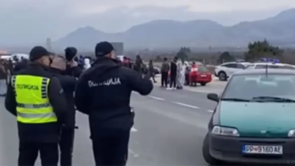 (ВИДЕО) Горјеле гуме, путеви блокирани: Грађани траже да возе без возачке