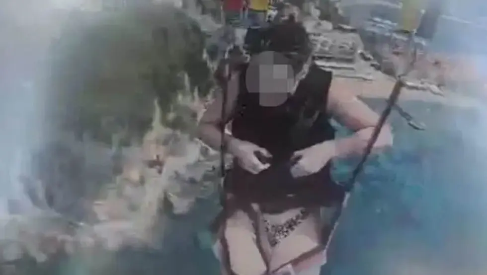 Страдала дјевојка на парасејлингу