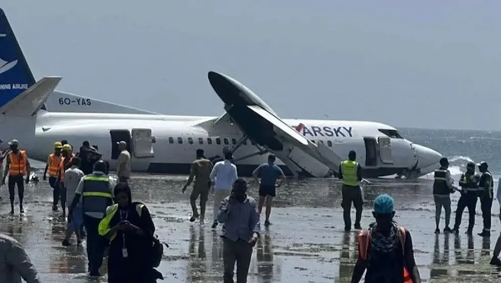 (ВИДЕО) Авион се срушио на плажу недуго након полијетања, сви путници преживјели