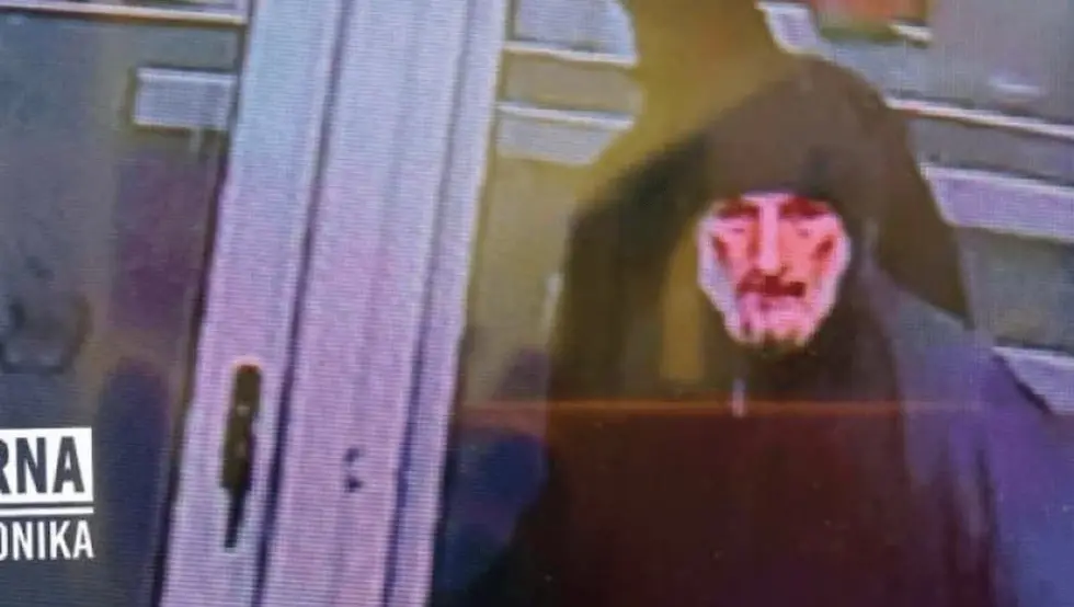 (ВИДЕО) Источно Сарајево: Власник нуди награду за информацију о лопову, из радње украо 30.000 КМ