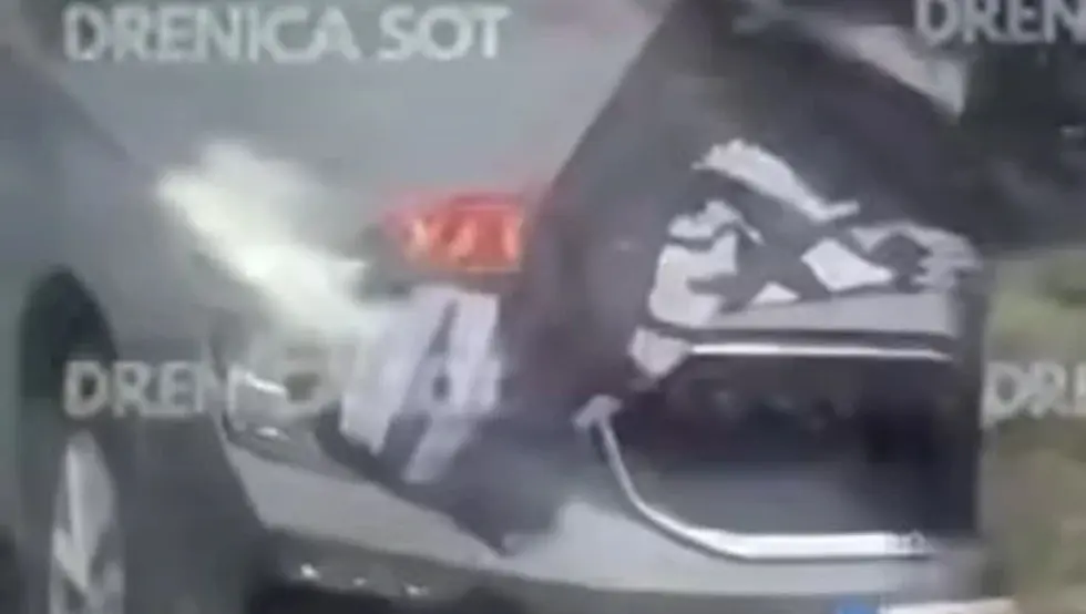 Аутомобил са српским таблицама прекривен заставом са обиљежјима терористичке ОВК