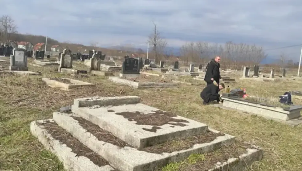 Срби посјетили девастирана гробља у Приштини и Јужној Митровици