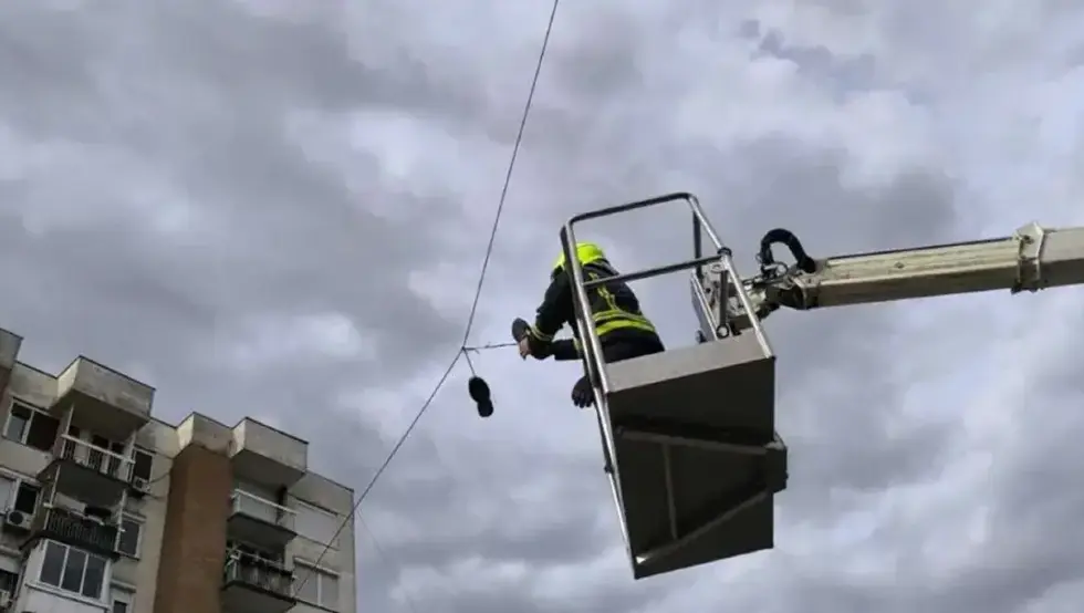 Необична интервенција у Бањалуци: Ватрогасци скидали патике са кабла