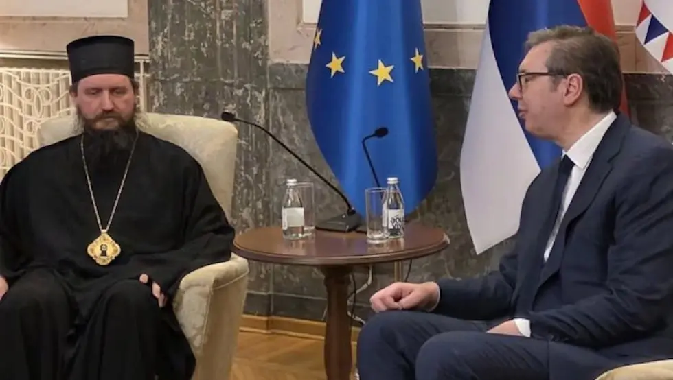 (ВИДЕО) Владика Сергије уручио Вучићу орден