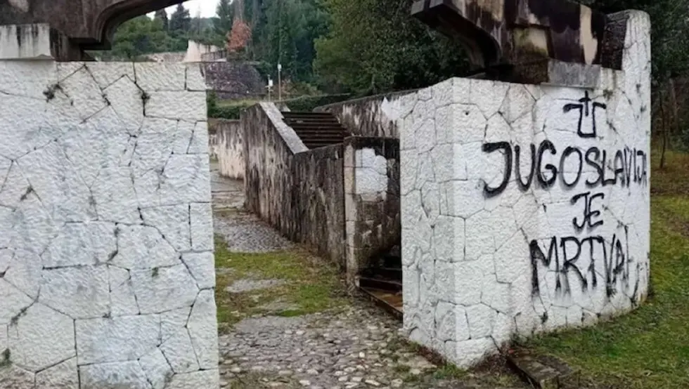 Након Томпсоновог концерта, усташки симболи и на Партизанском гробљу