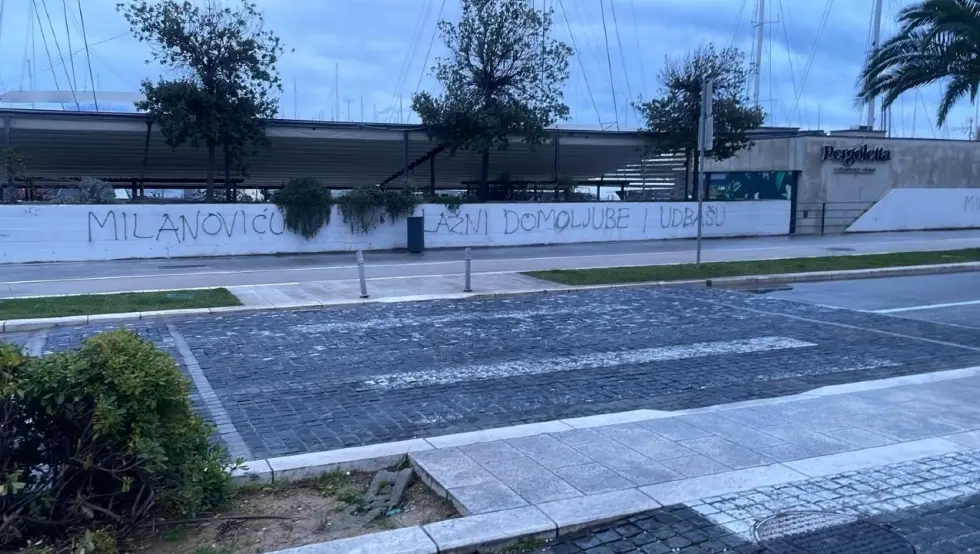 Увредљиви графити на рачун Зорана Милановића