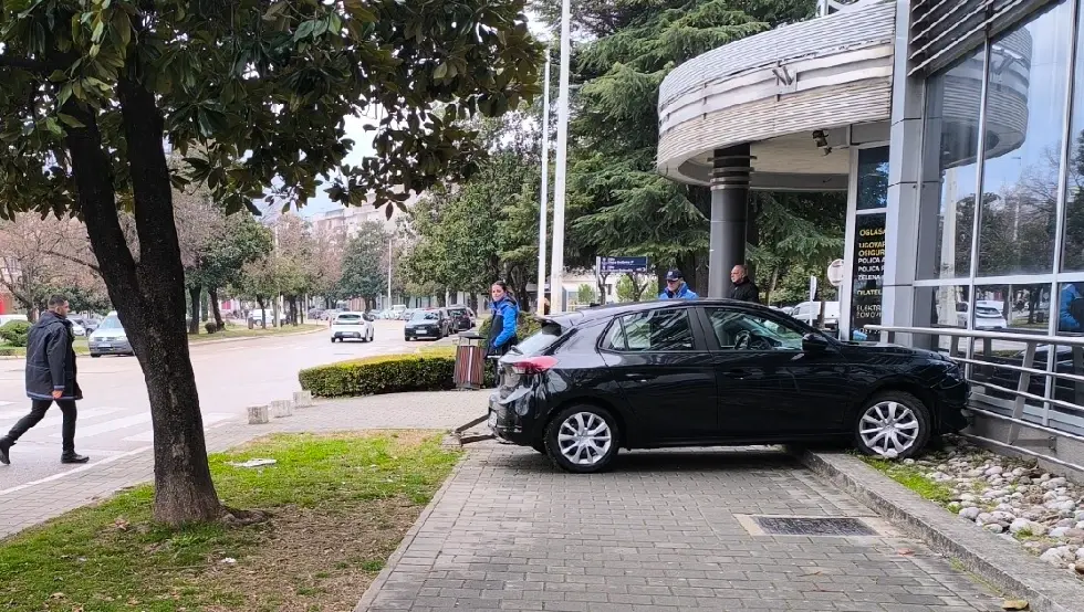 Незгода у Чапљини: Аутом се забила у зграду Поште