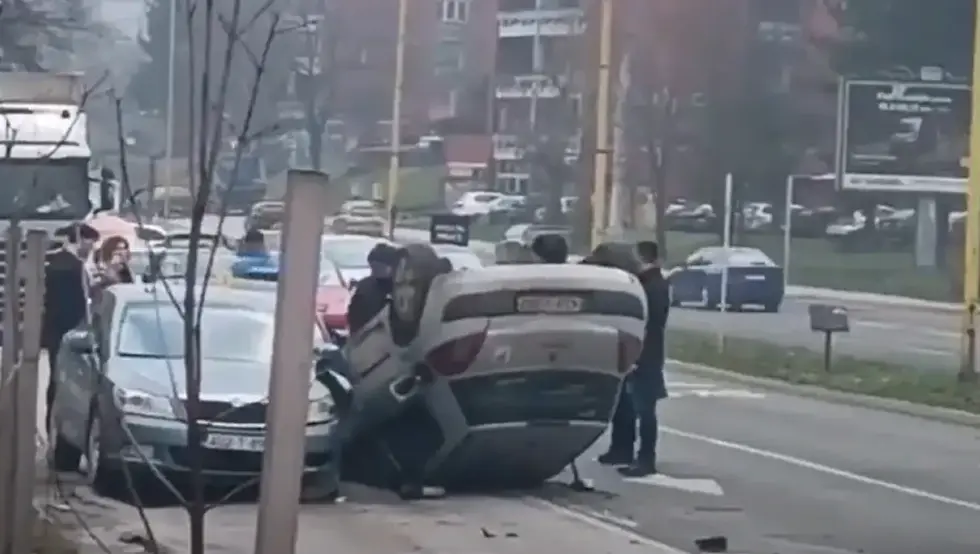 Повријеђена два лица у судару четири возила у Тузли