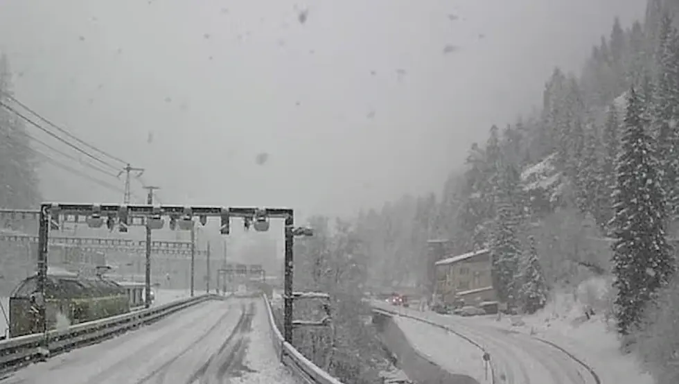 Воз искочио из шина због лавине у Швајцарској, има повређених