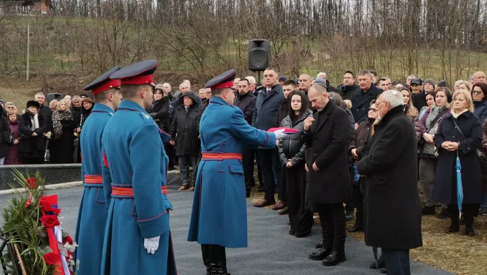 Сахрањен Борислав Паравац