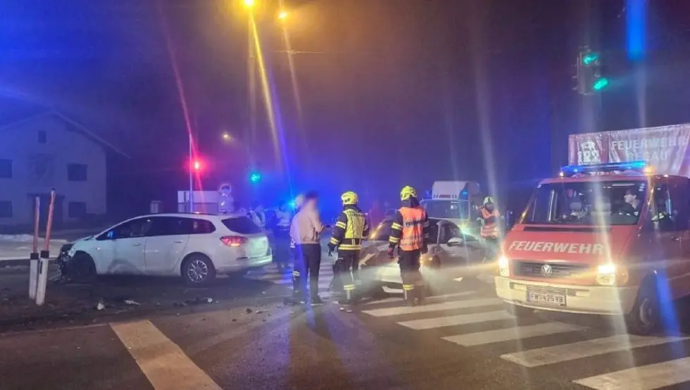 Поршеом се “забио” у ауто породице из БиХ, повријеђено и дијете