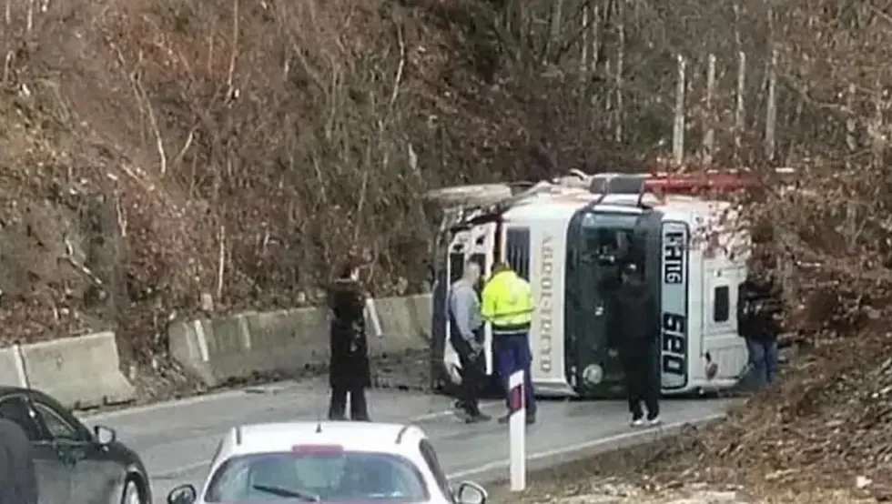 Камион преврнут