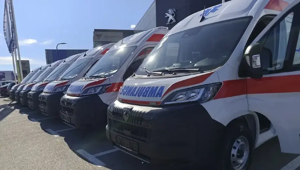 Нова санитетска возила за Српску: Три установе добиле амбулантна кола