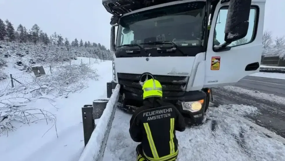 (ВИДЕО) Снијег паралисао Аустрију: Блокирани аеродром и путеви, затрпан аутобус