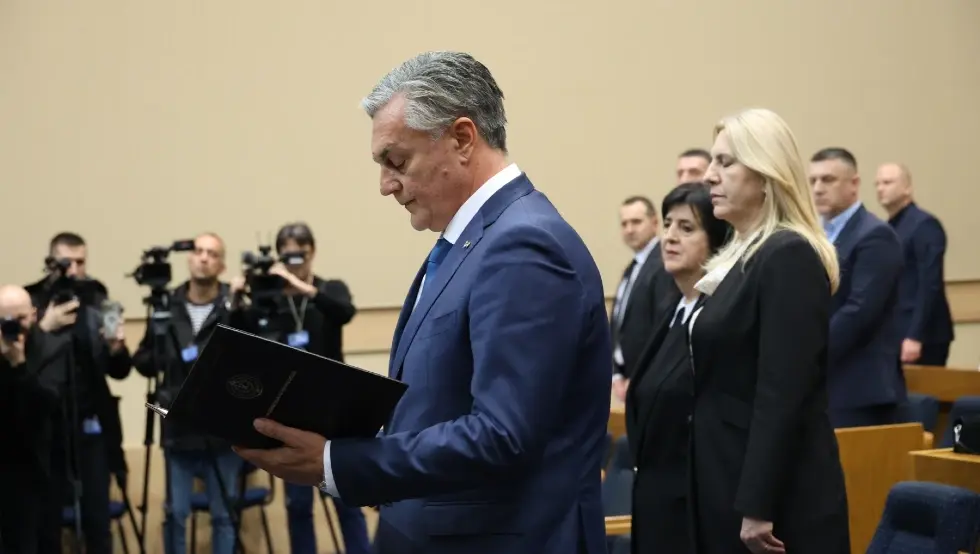 Минић честитао Карану