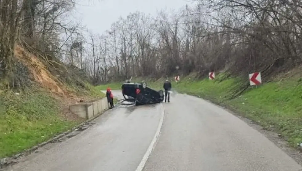 Обустављен саобраћај у Клашницама: Аутомобил завршио на крову