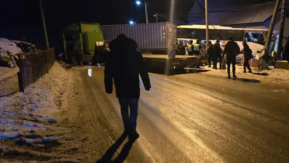 (ВИДЕО) Судар аутобуса и три теретна возила код Дервенте, oбустављен саобраћај