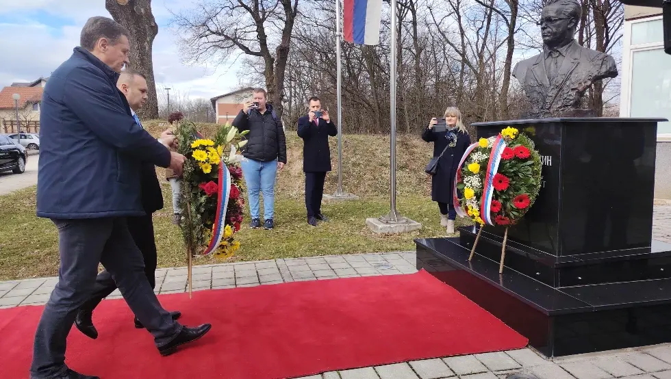 Споменик Виталију Чуркину