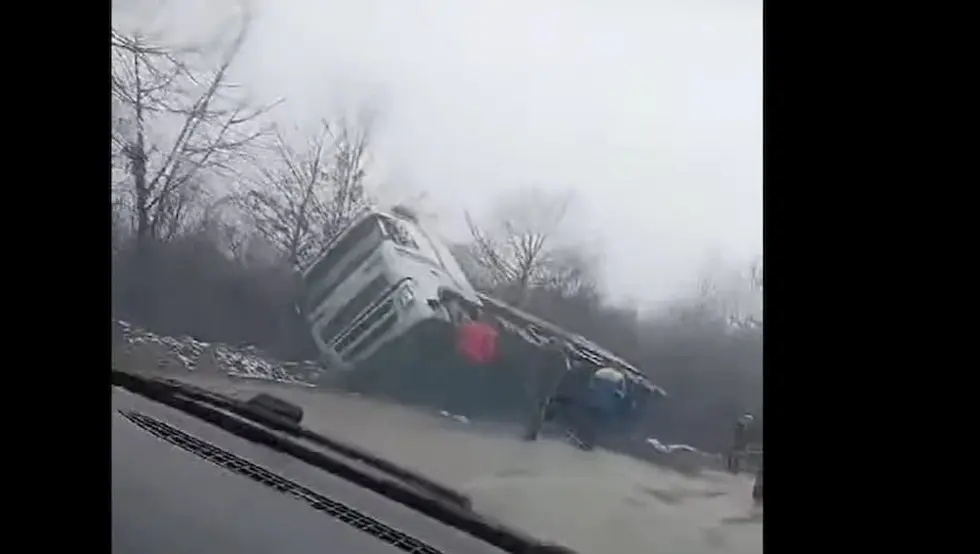(ВИДЕО) Опрез: Камион слетио са пута на Буковој Коси