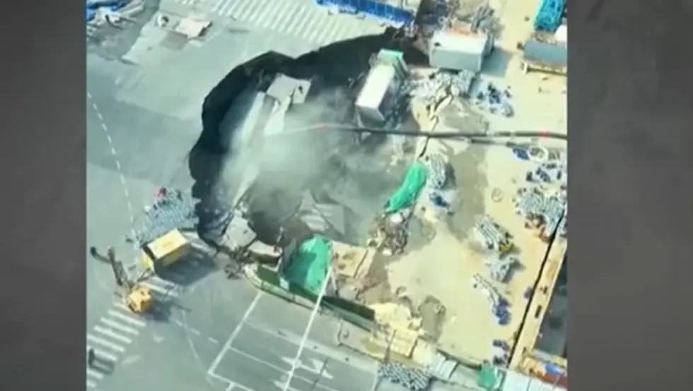 Вртача се отворила у прометној улици у Шангају