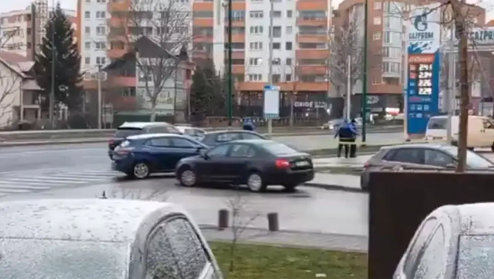 Ватрени обрачун са полицијом у Сарајеву: Запалио ауто, па рањен