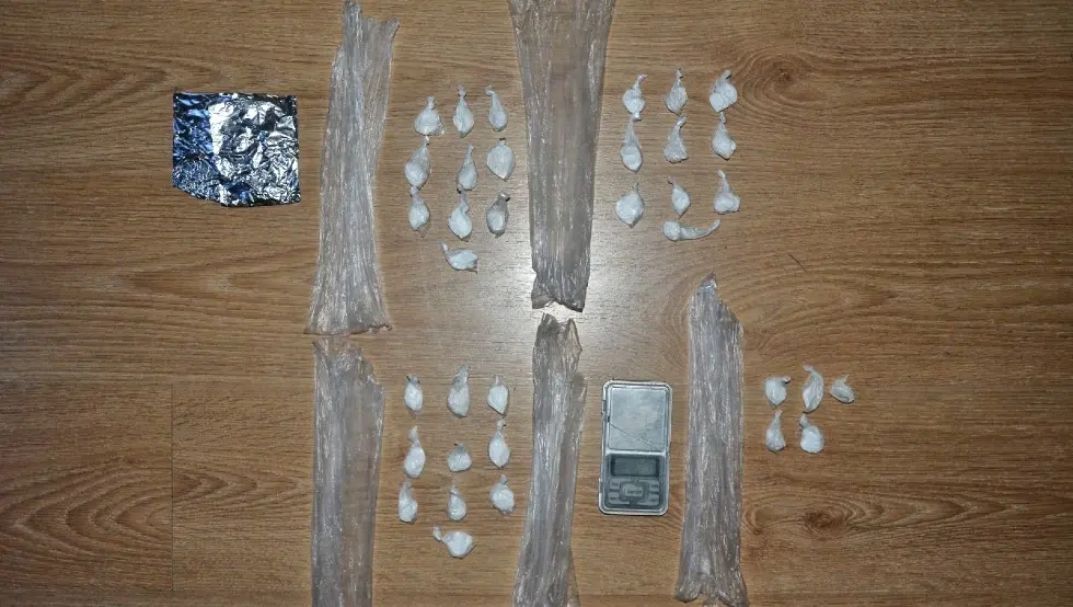 Ухапшен дилер у Братунцу: Пронађено више пакетића дроге