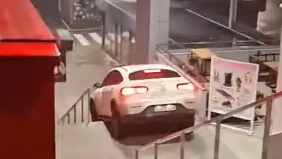 Био пијан: Ухапшен возач Мерцедеса који се спуштао низ степенице Тржнице