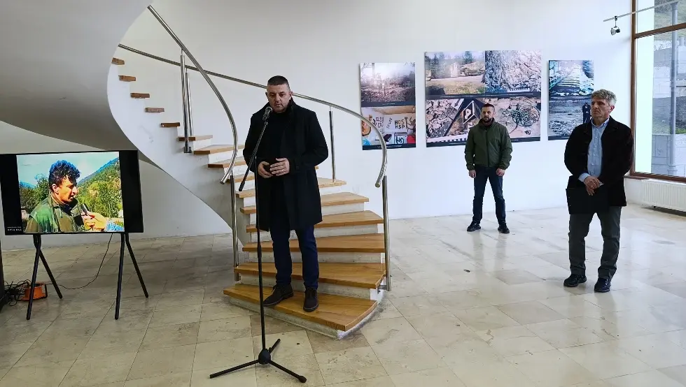 Изложба фотографија "30 година повратка