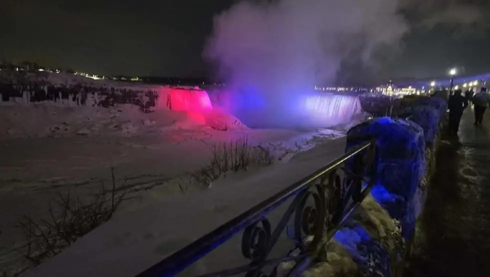 (ВИДЕО) Величанствен призор: И Нијегарини водопади у бојама српске тробојке