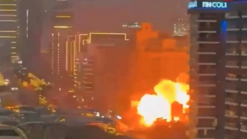 Иран засуо УАЕ ракетама и дроновима: Балистички пројектил погодио Дубаи