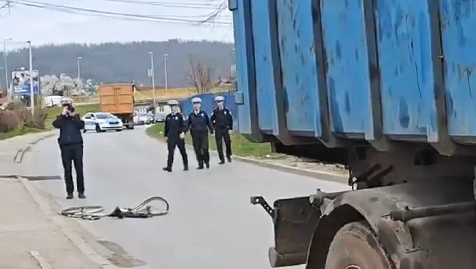 (ВИДЕО) Незгода у Бањалуци, камионом прегазио бицикл