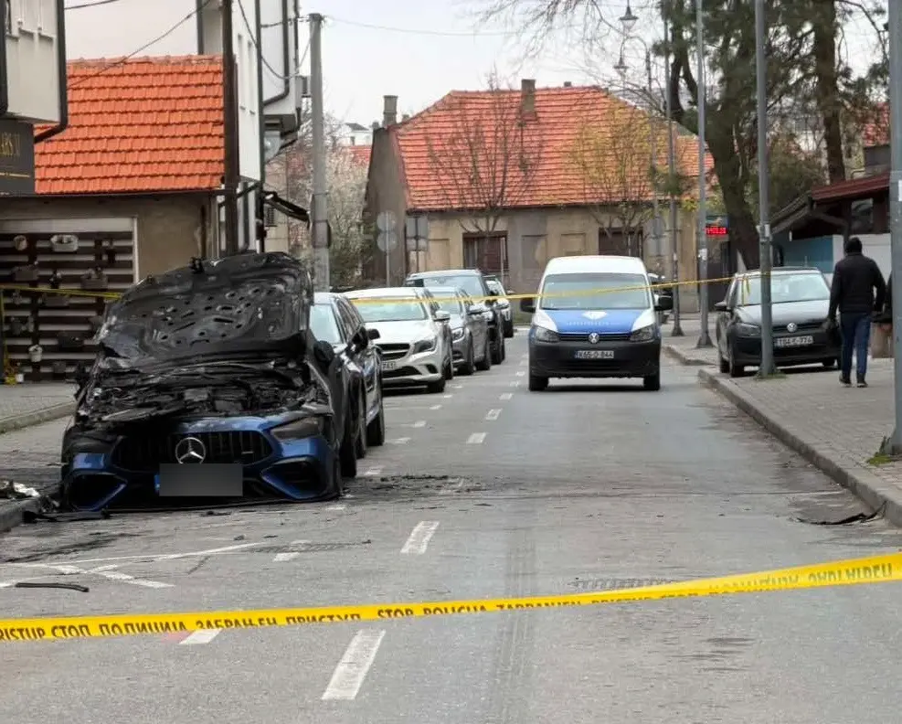 Запаљен мерецедес