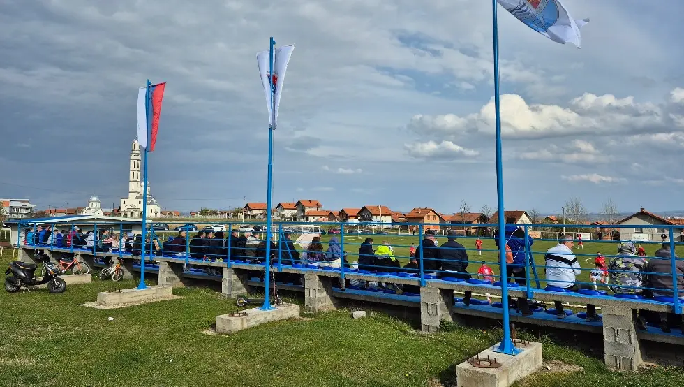 Уз помоћ ТРБ-а ограђене трибине ФК „Брањево“ и постављени јарболи