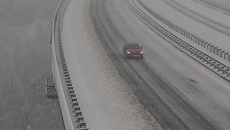 Снијег затрпао ауто-пут у Хрватској, грађанима стигло упозорење