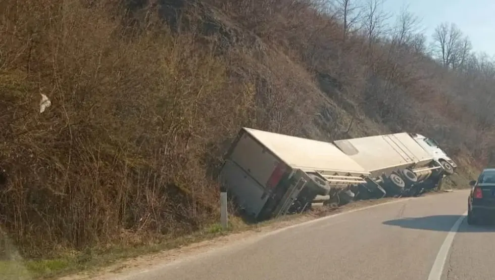 (ФОТО) Камион слетио са пута код Мркоњић Града