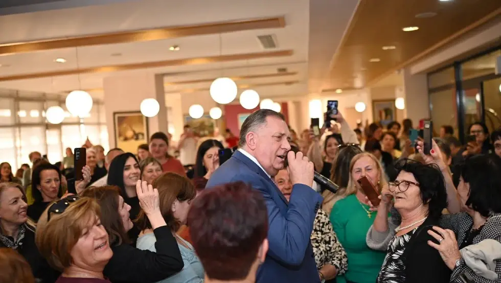 Додик на дружењу са женама из Брчког