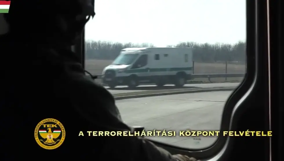 (ФОТО/ВИДЕО) Мађарска ухапсила седморицу Украјинаца: У оклопним возилима пронађено десетине милиона долара, евра и злато