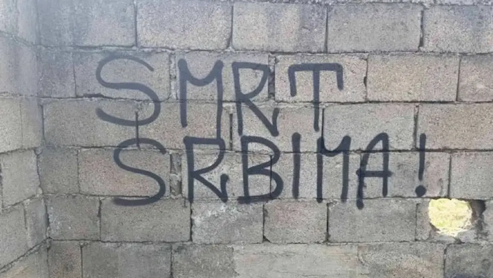 Увредљиви графити на касарни "Заим Имамовић" у Пазарићу